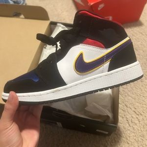 Air jordan 1 mid se dynamic yellow/black white size 4y